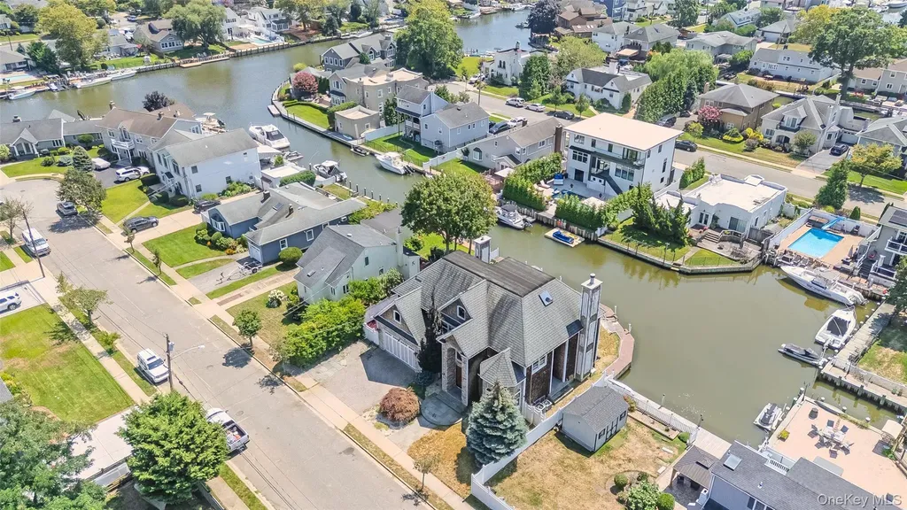 4 Sutton Place Massapequa NY 11758