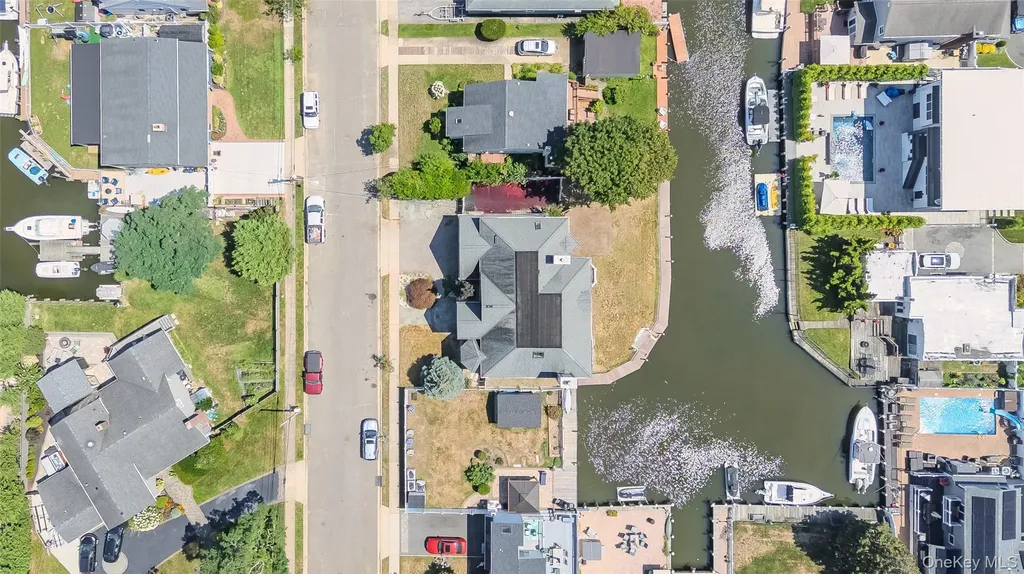 4 Sutton Place Massapequa NY 11758