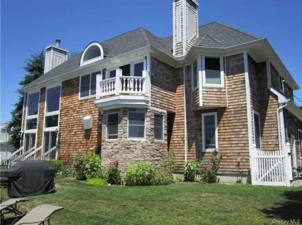 4 Sutton Place Massapequa NY 11758