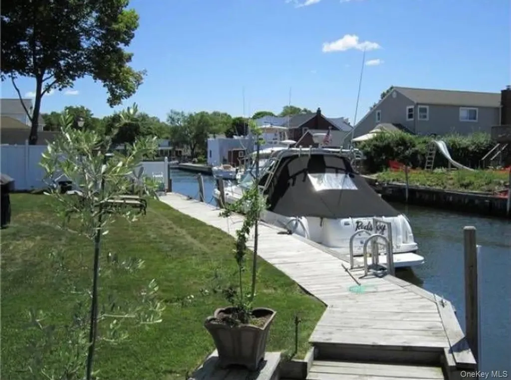 4 Sutton Place Massapequa NY 11758