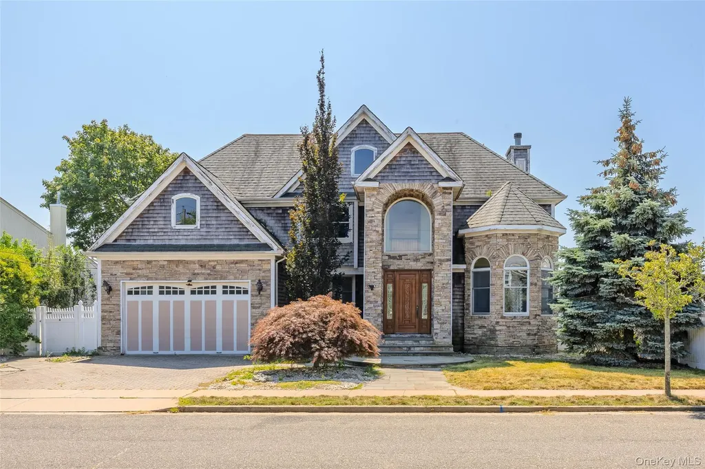 4 Sutton Place Massapequa NY 11758