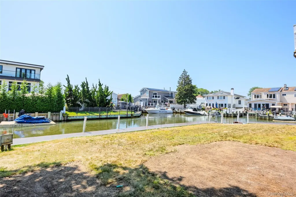 4 Sutton Place Massapequa NY 11758