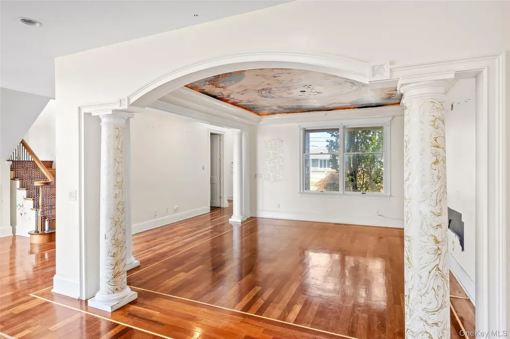 4 Sutton Place Massapequa NY 11758