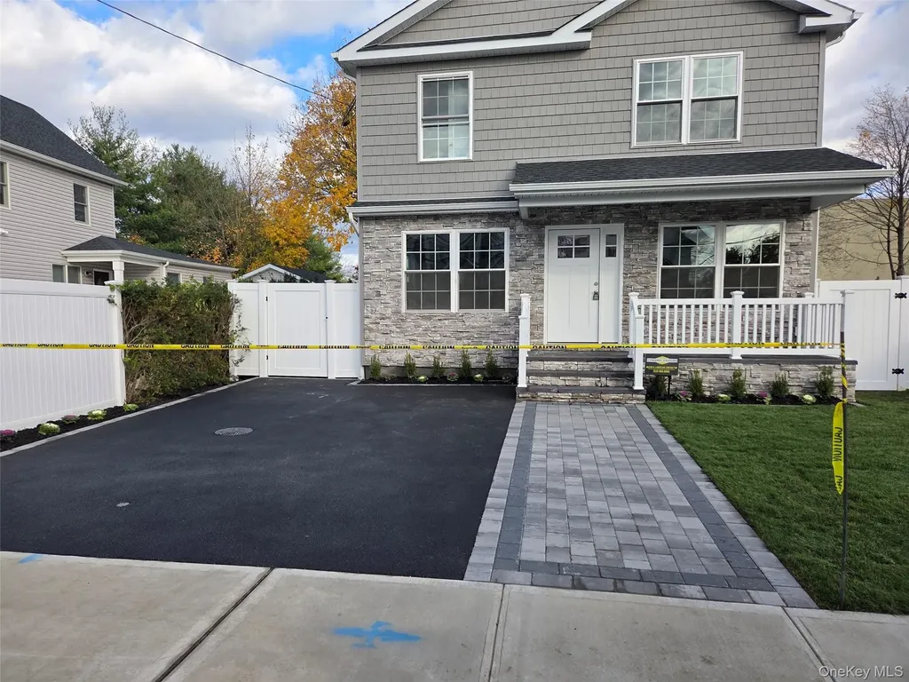 25 Maple Place Hicksville NY 11801