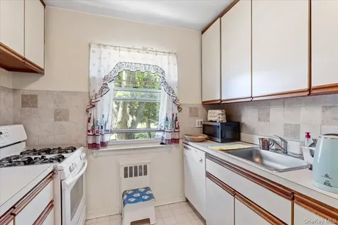 87-44 Marengo Street Holliswood NY 11423