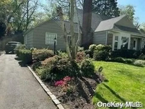 41 Woodbine Road East Hills NY 11577