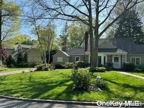 41 Woodbine Road East Hills NY 11577