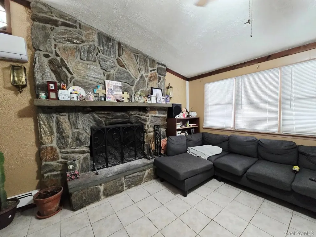 19 Curve Lane Levittown NY 11756