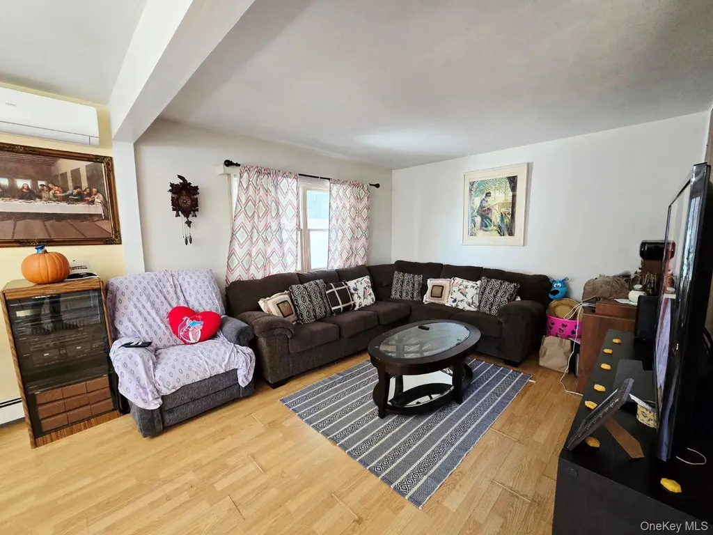 19 Curve Lane Levittown NY 11756