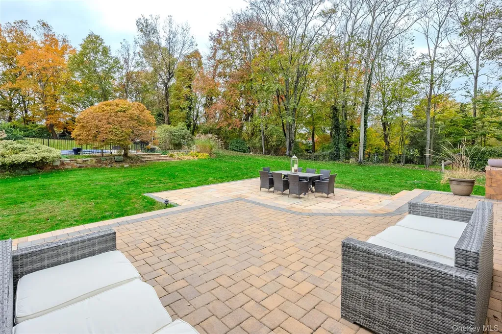 37 Peppermill Lane Dix Hills NY 11746