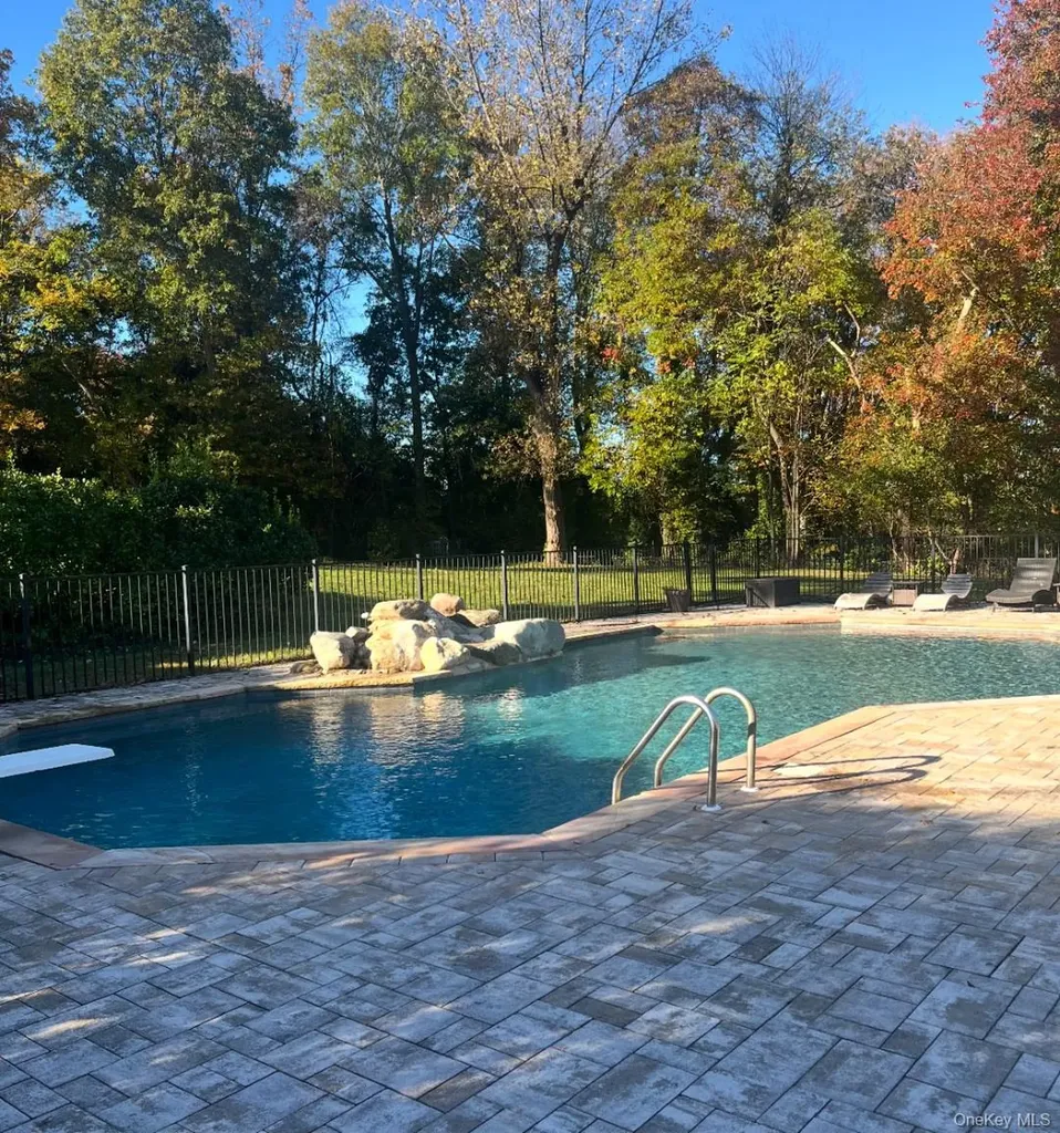 37 Peppermill Lane Dix Hills NY 11746