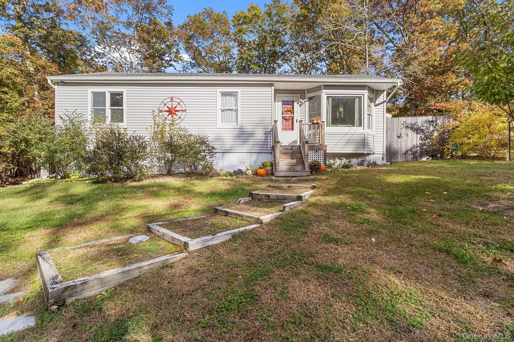 55 Newcomb Trail Ridge NY 11961