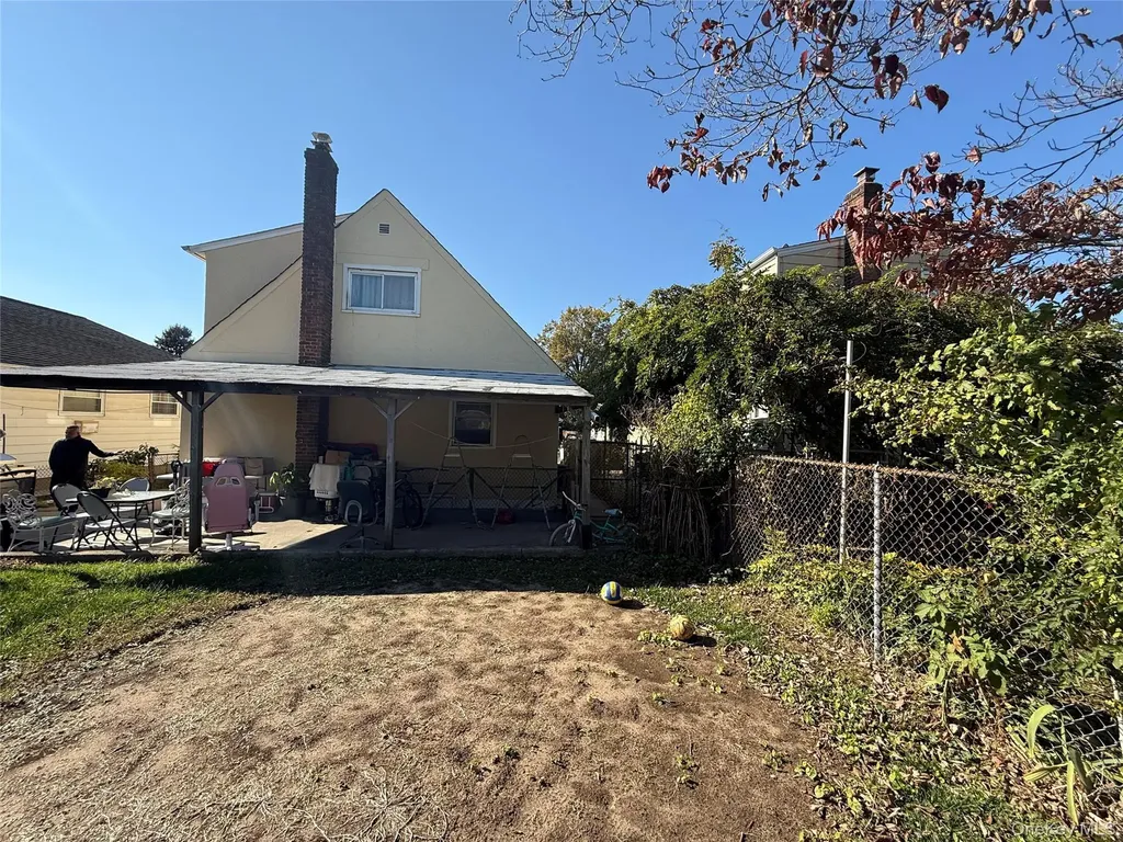 34 Carleton Street Westbury NY 11590