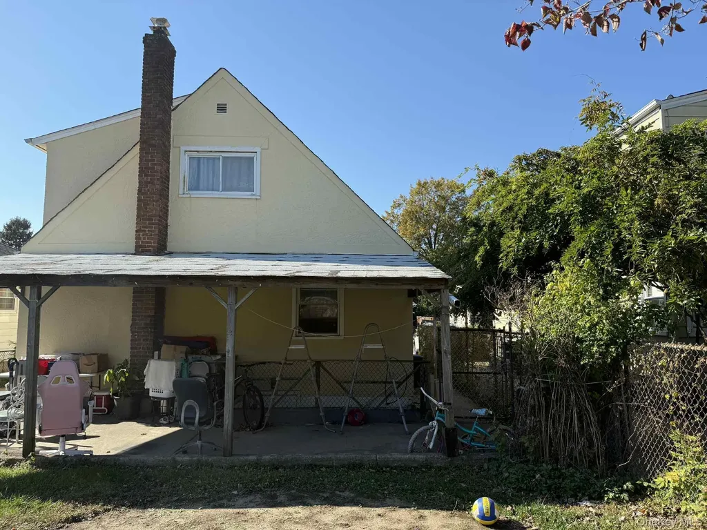 34 Carleton Street Westbury NY 11590