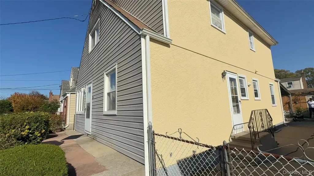 34 Carleton Street Westbury NY 11590