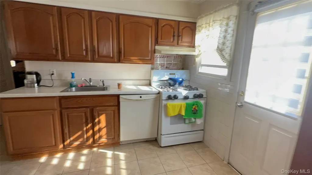34 Carleton Street Westbury NY 11590