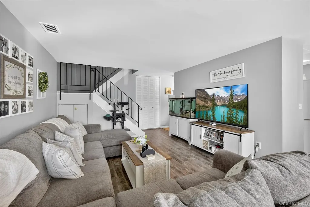 2203 Mulberry Court Poughkeepsie NY 12603