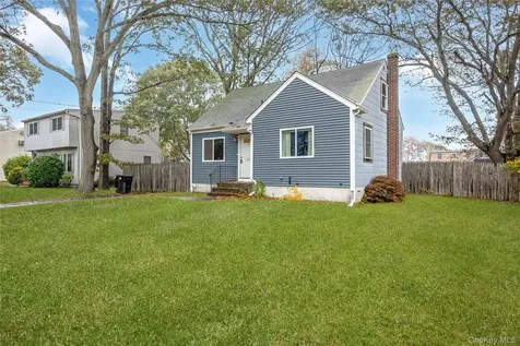 1137 Namdac Avenue Bay Shore NY 11706
