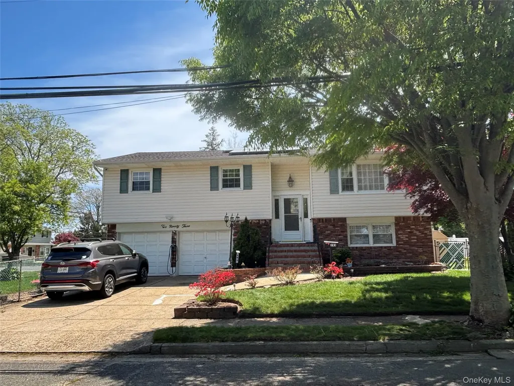293 Concord Avenue Lindenhurst NY 11757