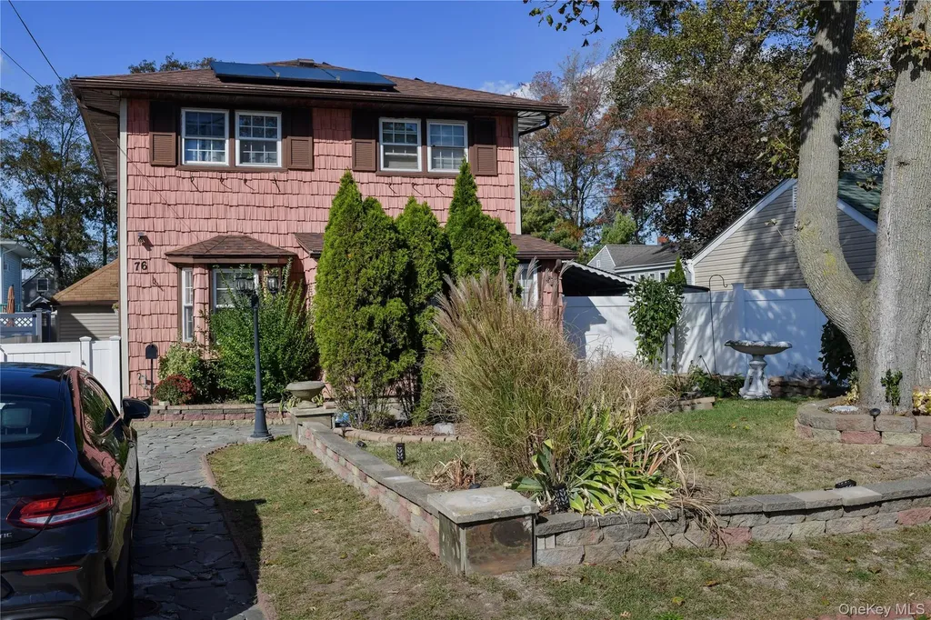 76 E Hollywood Avenue Lindenhurst NY 11757