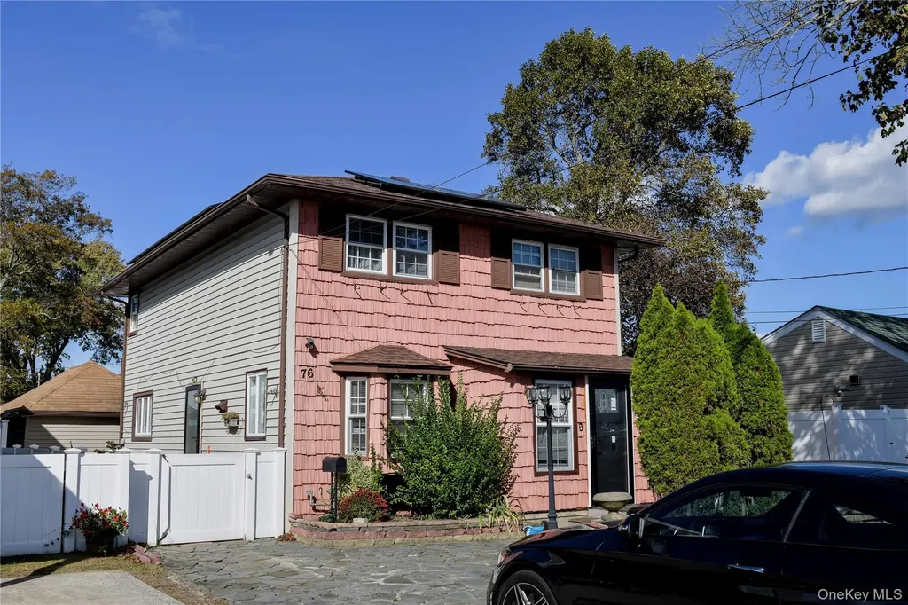 76 E Hollywood Avenue Lindenhurst NY 11757