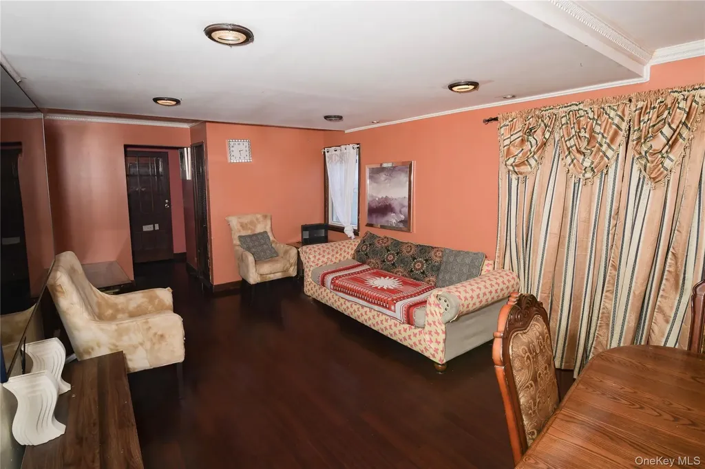 76 E Hollywood Avenue Lindenhurst NY 11757