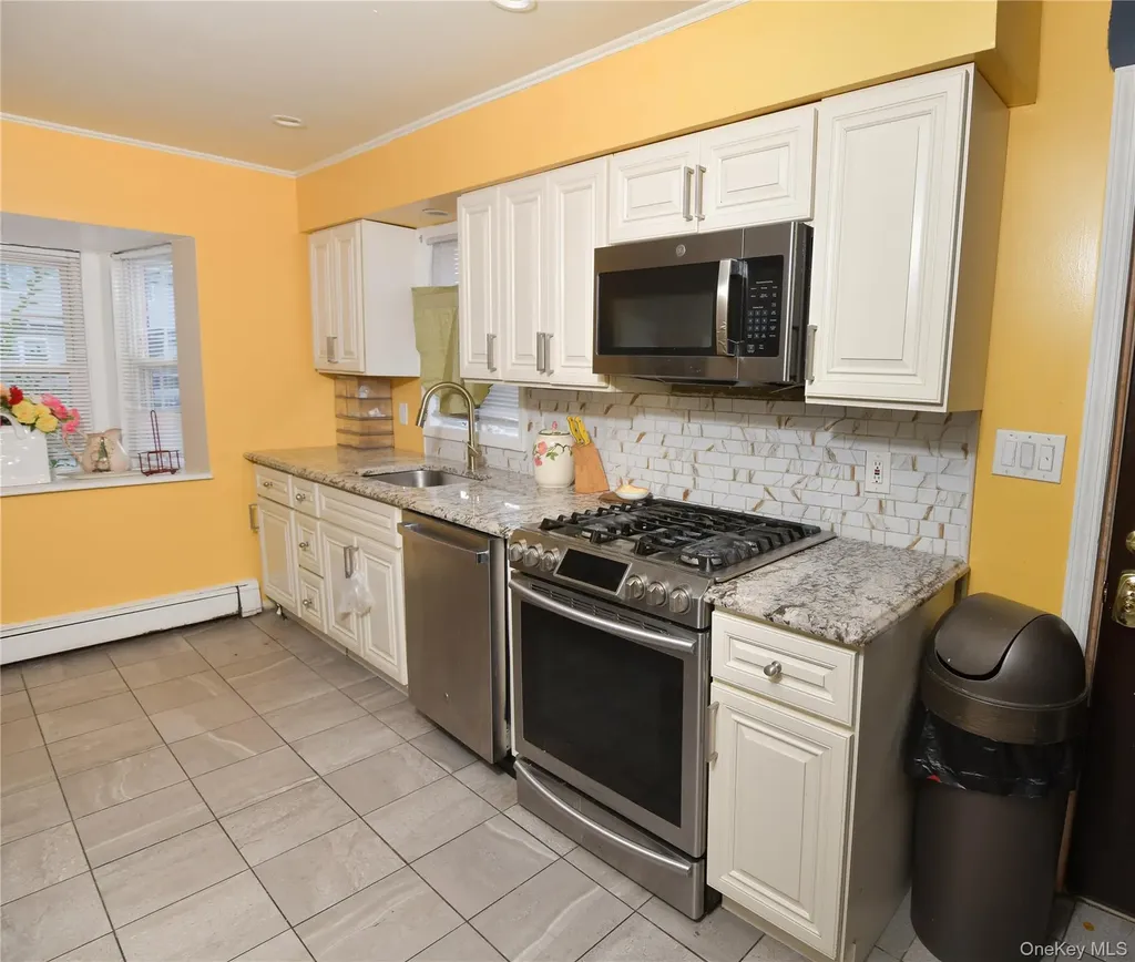 76 E Hollywood Avenue Lindenhurst NY 11757