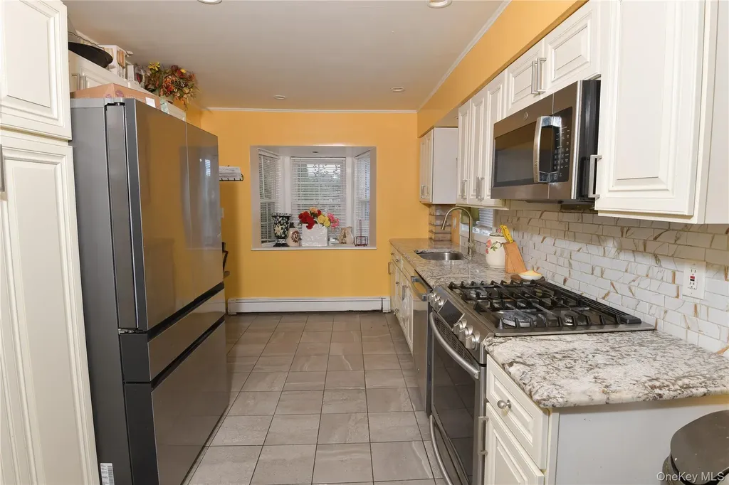 76 E Hollywood Avenue Lindenhurst NY 11757