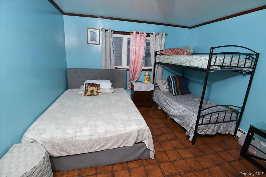 76 E Hollywood Avenue Lindenhurst NY 11757