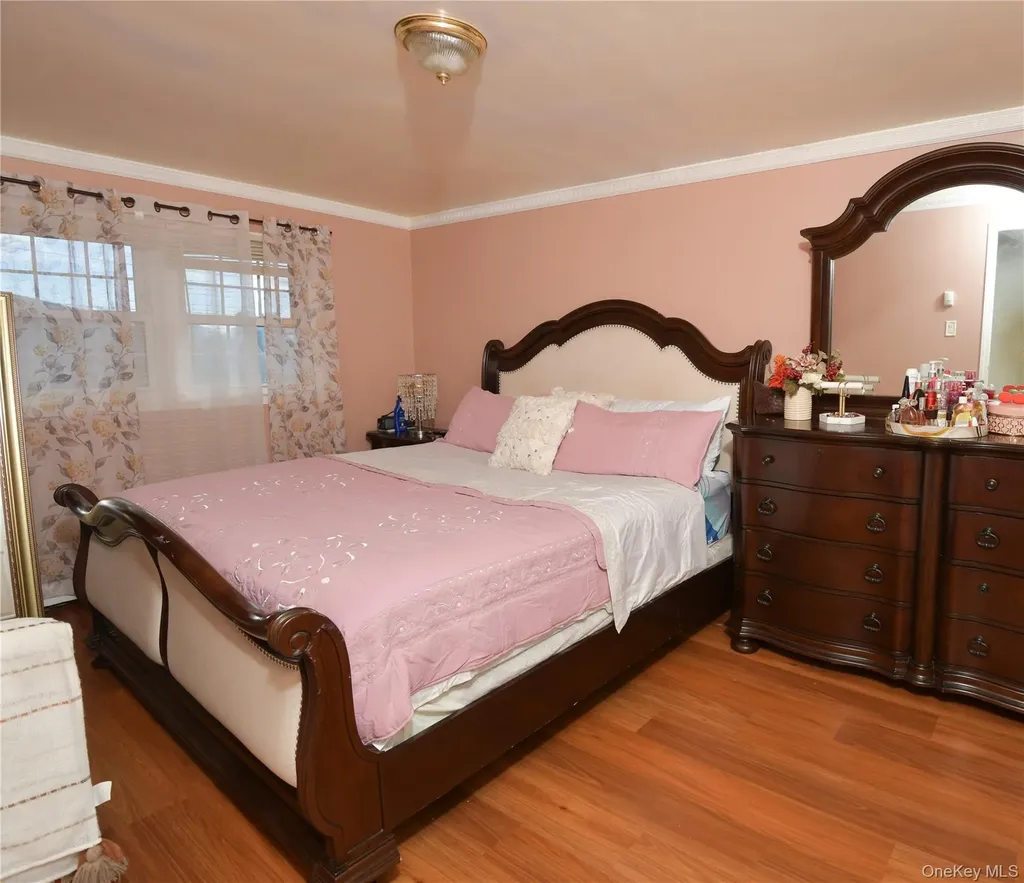 76 E Hollywood Avenue Lindenhurst NY 11757