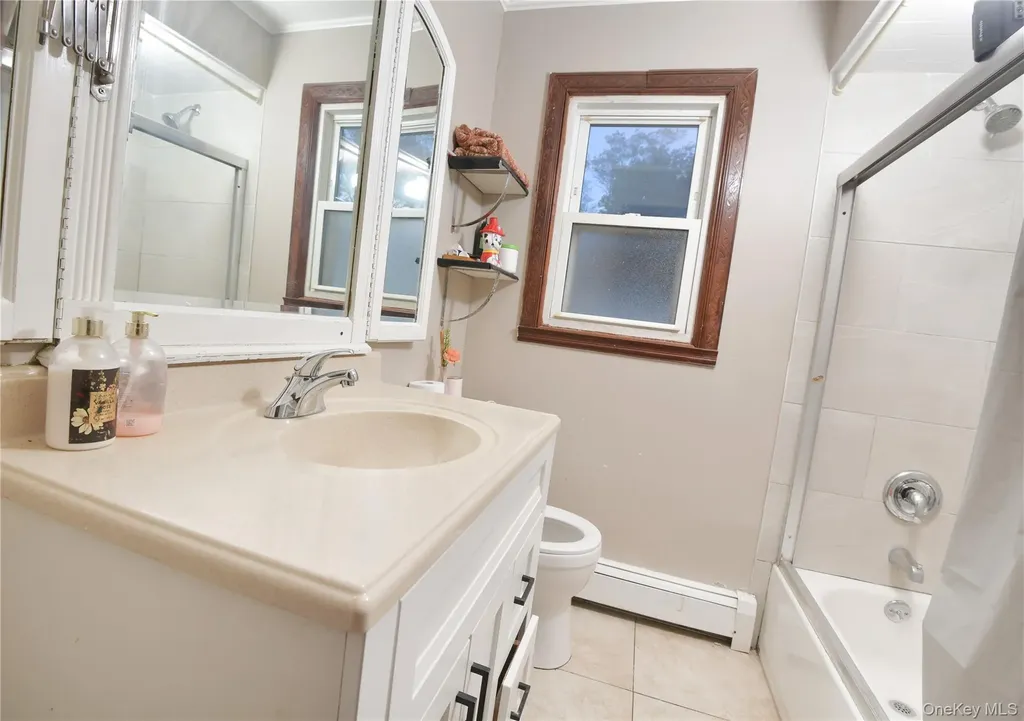 76 E Hollywood Avenue Lindenhurst NY 11757