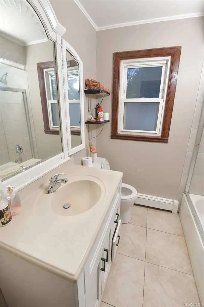 76 E Hollywood Avenue Lindenhurst NY 11757