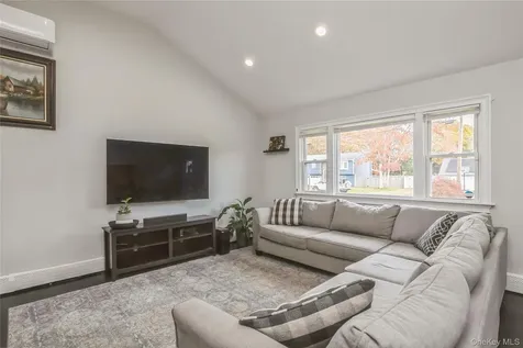 1692 Feureisen Avenue Bohemia NY 11716