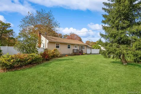 1692 Feureisen Avenue Bohemia NY 11716