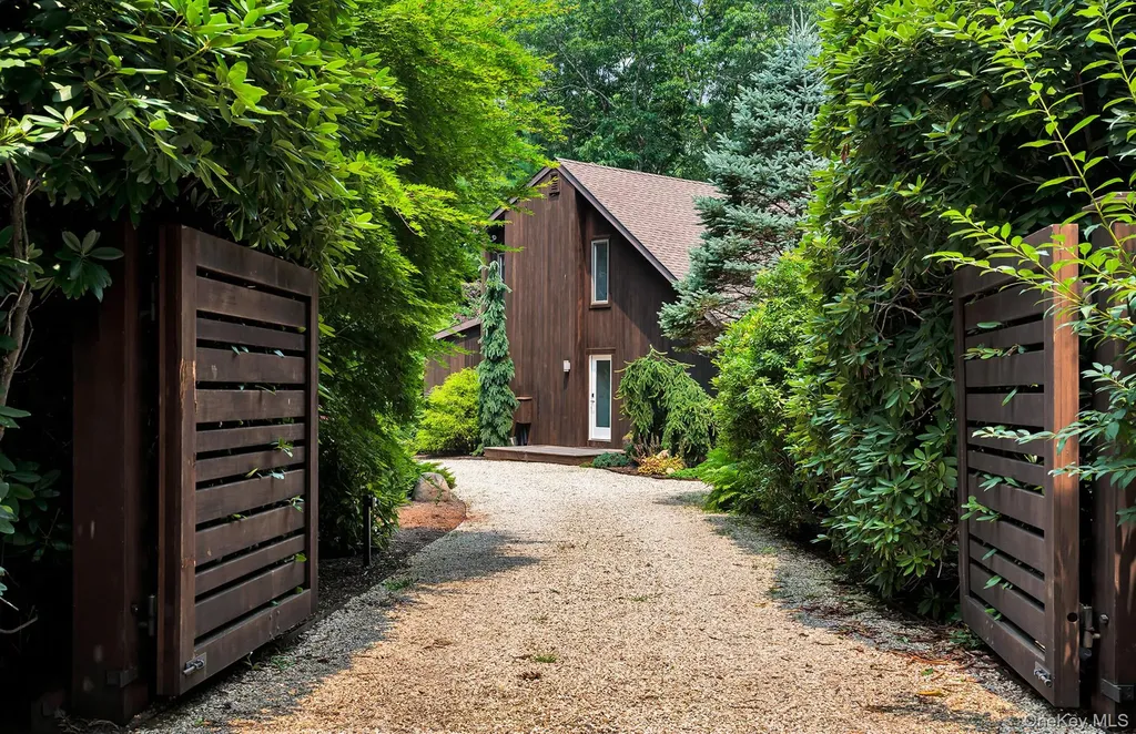 8 Foxglove Road East Hampton NY 11937