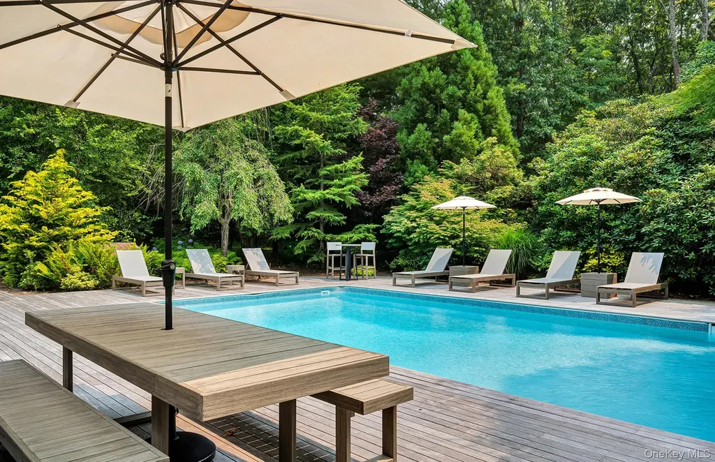 8 Foxglove Road East Hampton NY 11937
