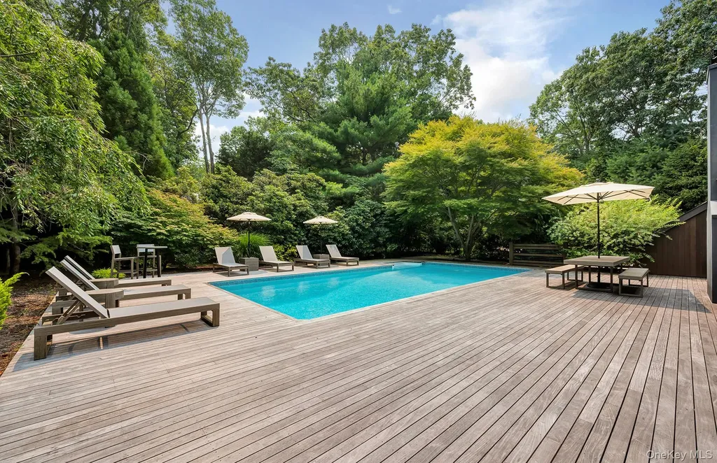8 Foxglove Road East Hampton NY 11937