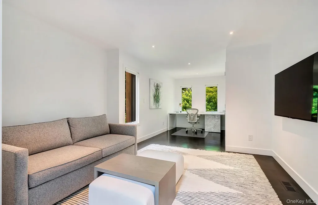 8 Foxglove Road East Hampton NY 11937
