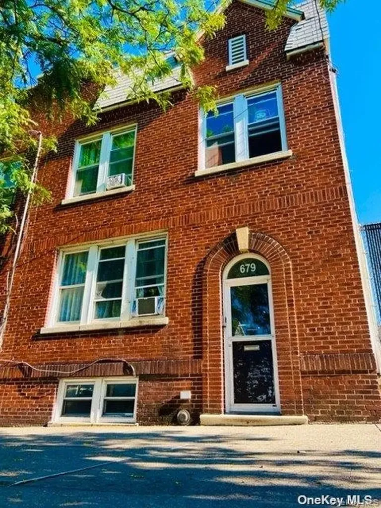 679 E 241st Street Bronx NY 10470