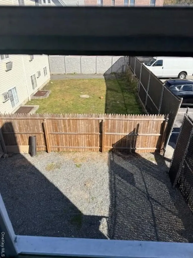 679 E 241st Street Bronx NY 10470