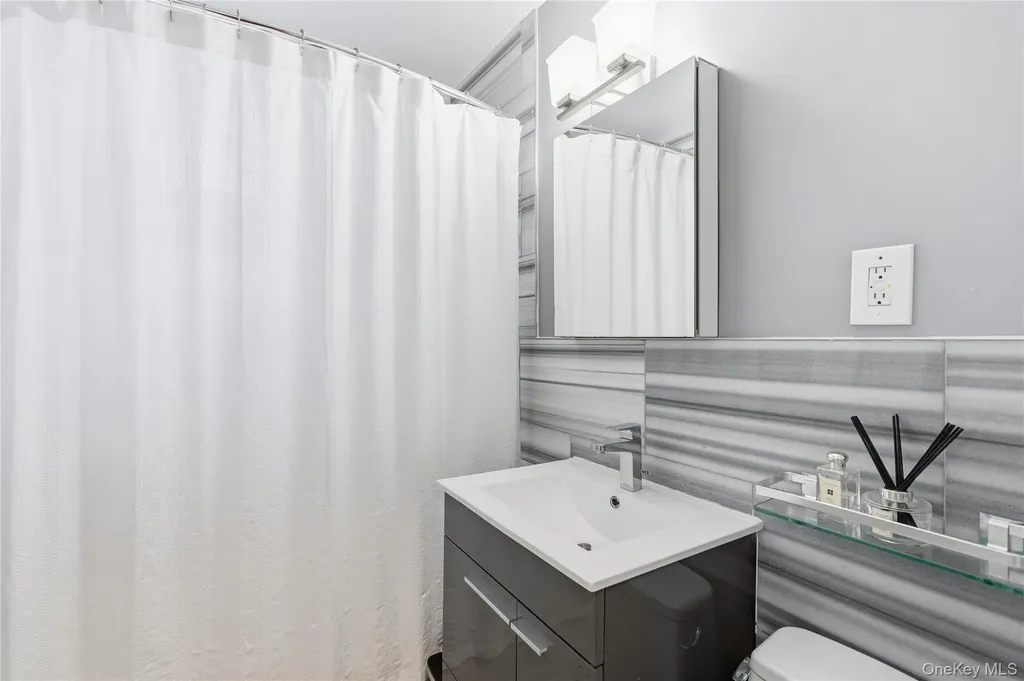 241-20 Northern Boulevard Douglaston NY 11362