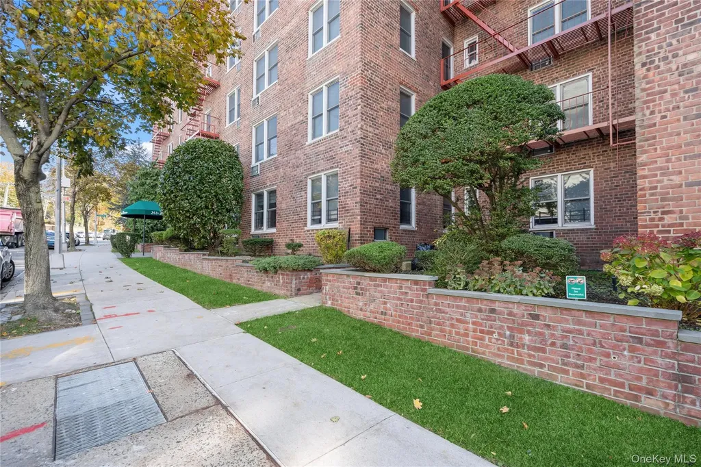 241-20 Northern Boulevard Douglaston NY 11362