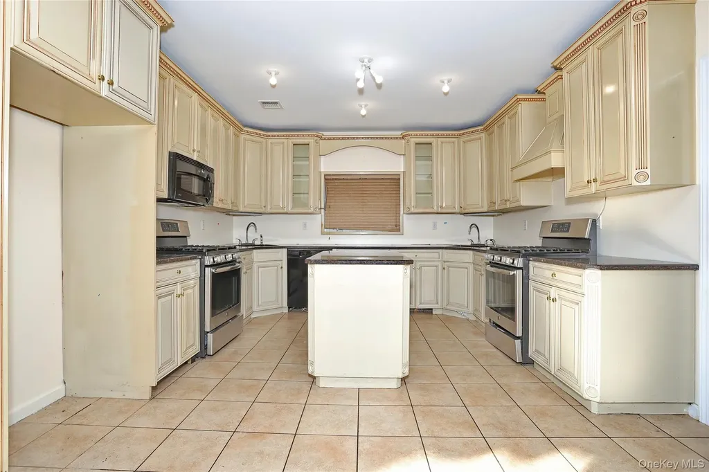 11 Laura Place Spring Valley NY 10977