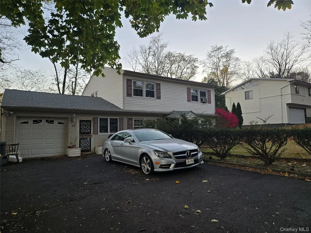 21 Carriage Lane Hillcrest NY 10977