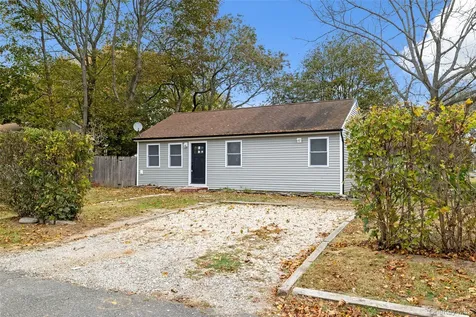 803 Meade Avenue Bellport NY 11713