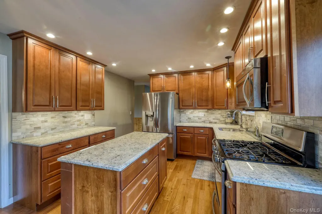 19 The Drive Westtown NY 10998