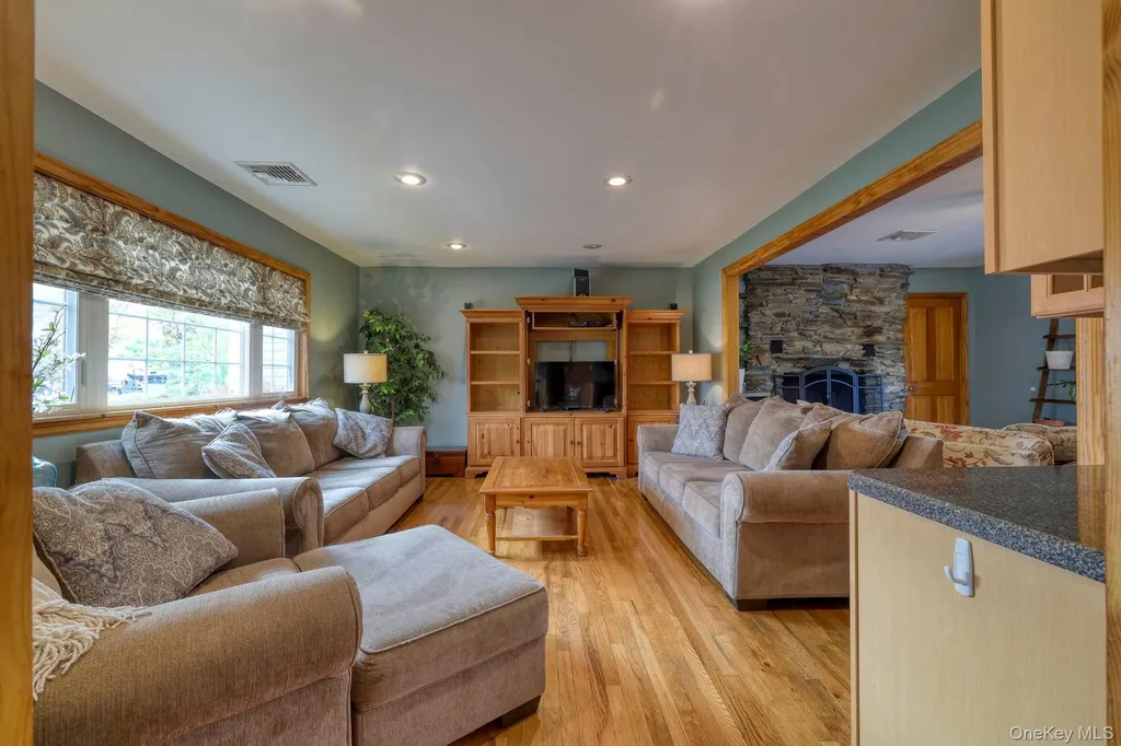 19 The Drive Westtown NY 10998