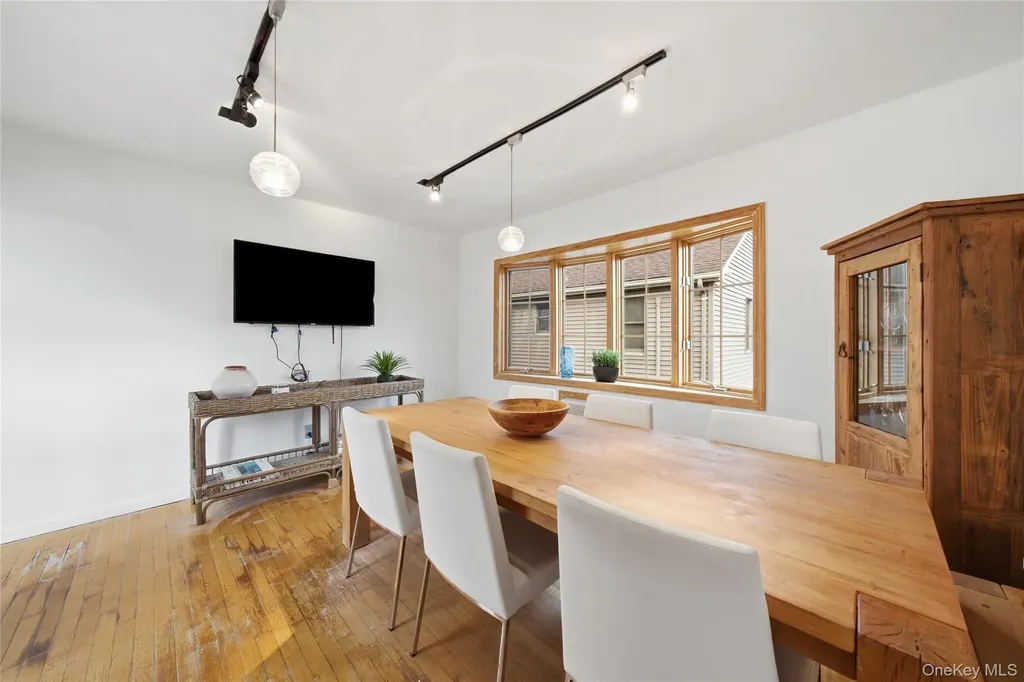 107 1st Place Bellmore NY 11710
