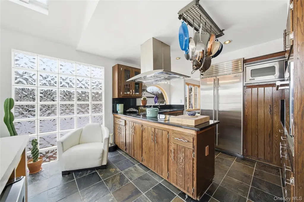 107 1st Place Bellmore NY 11710