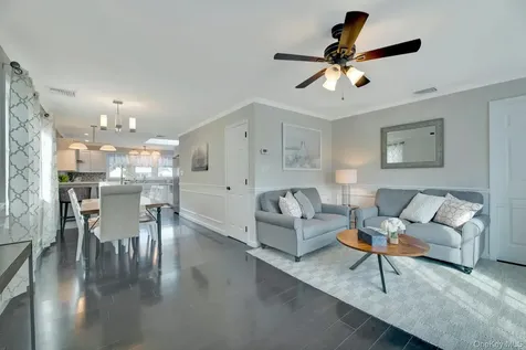 33 Willow Street Aquebogue NY 11931